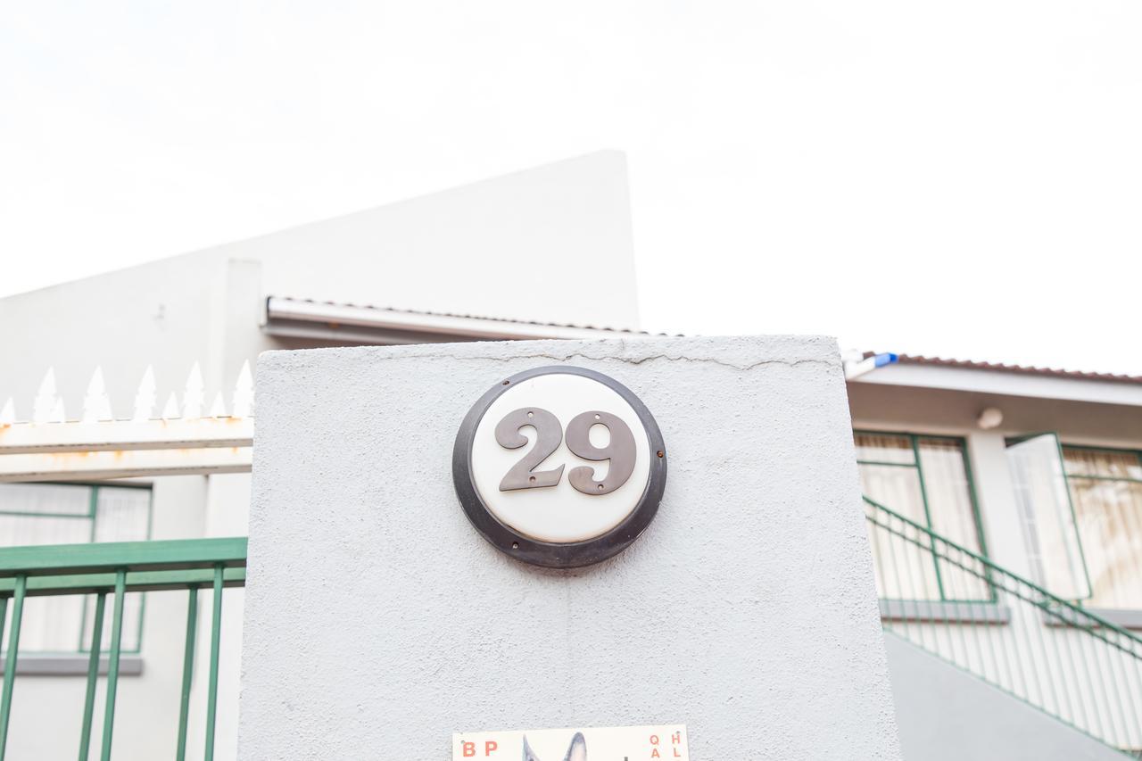 29 Polvy Street Hotel Mbombela Buitenkant foto